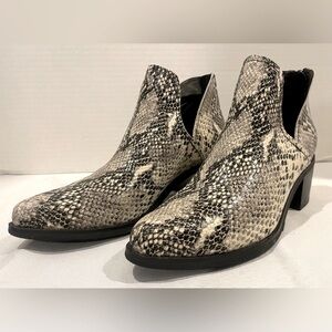 BLONDO Snakeskin Black White Leather Ankle Bootie Women’s Size 8